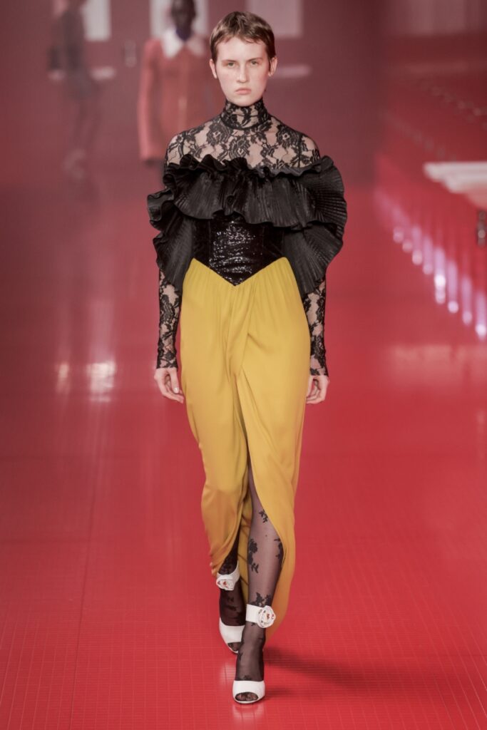 [Μοντέρνα γυναικεία παπούτσια φθινόπωρο-χειμώνας 2025/2026]: με λουράκι πάνω από τον αστράγαλο