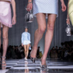 Μοντέρνα γυναικεία παπούτσια για την άνοιξη και το καλοκαίρι του 2024 μοντέλα με ασημί και διάφανα παπούτσια