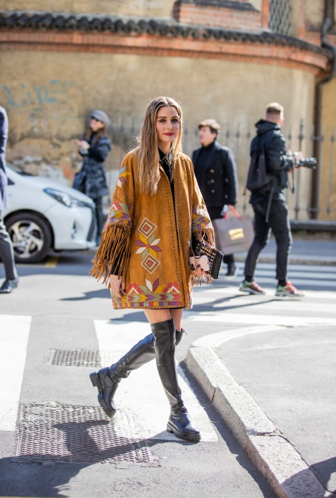 Η Olivia Palermo ντυμένη με σουέτ μπουφάν με κρόσσια