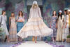 Τάσεις 2024 μοντέρνα φορέματα για την άνοιξη 2024 – σε πρώτο πλάνο, ένα μοντέλο που φοράει ένα φαρδύ αέρινο φόρεμα με φλοράλ μοτίβο