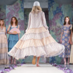 Τάσεις 2024 μοντέρνα φορέματα για την άνοιξη 2024 – σε πρώτο πλάνο, ένα μοντέλο που φοράει ένα φαρδύ αέρινο φόρεμα με φλοράλ μοτίβο