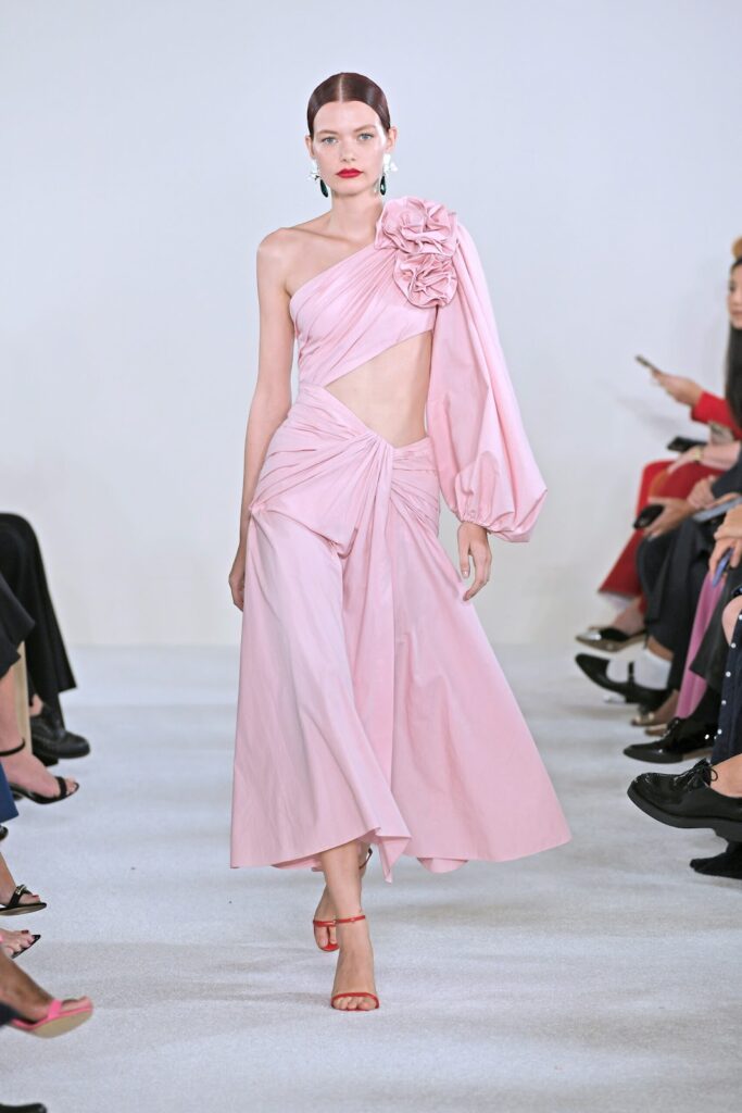ροζ μακρύ φόρεμα με φιόγκο και cut out