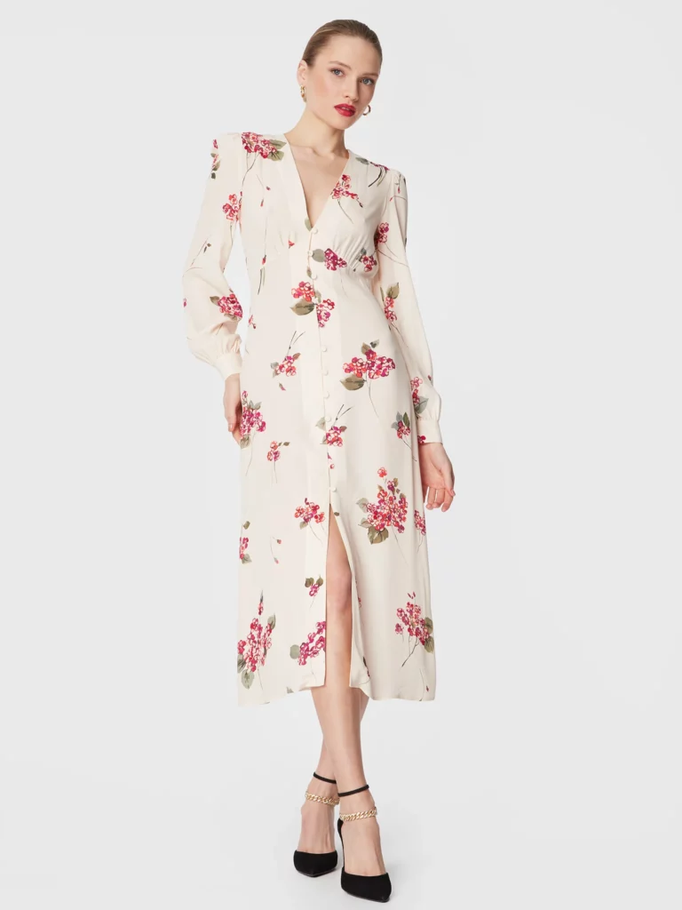Γυναίκα με λευκό σεμιζιέ φόρεμα με ροζ λουλούδια