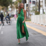 Τι παπούτσια να φορέσεις με ένα πράσινο φόρεμα - γυναίκα με πράσινο μάξι φόρεμα και πράσινες γόβες στιλέτο