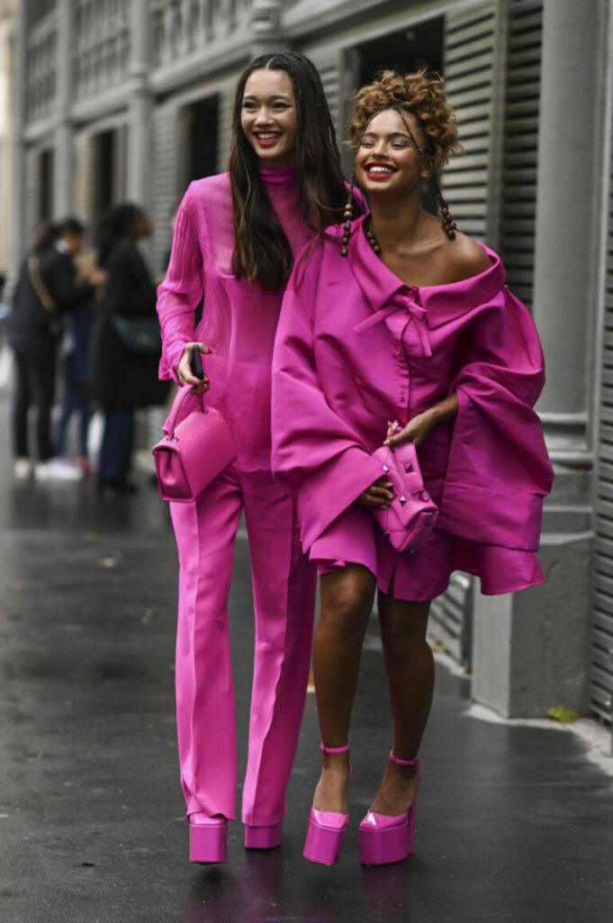 Η Lily Chee και η Paola Locatelli με ροζ ρούχα και αξεσουάρ από τη συλλογή του Valentino