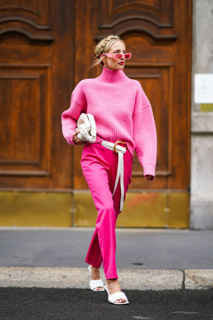 Γυναίκα με casual ροζ barbiecore look
