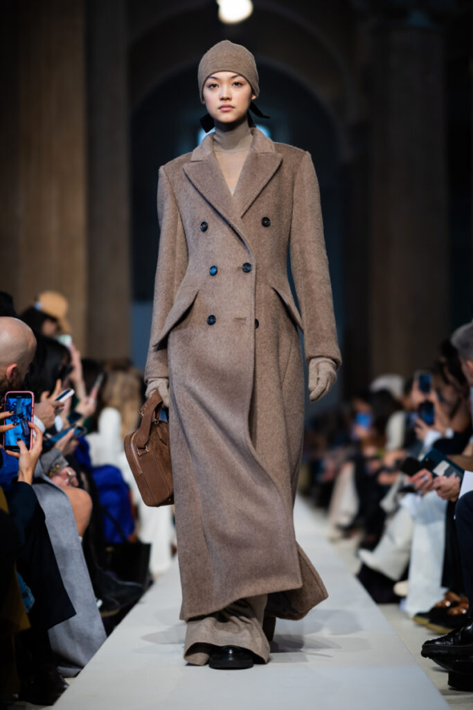 μοντέλο με μακρύ παλτό Max Mara