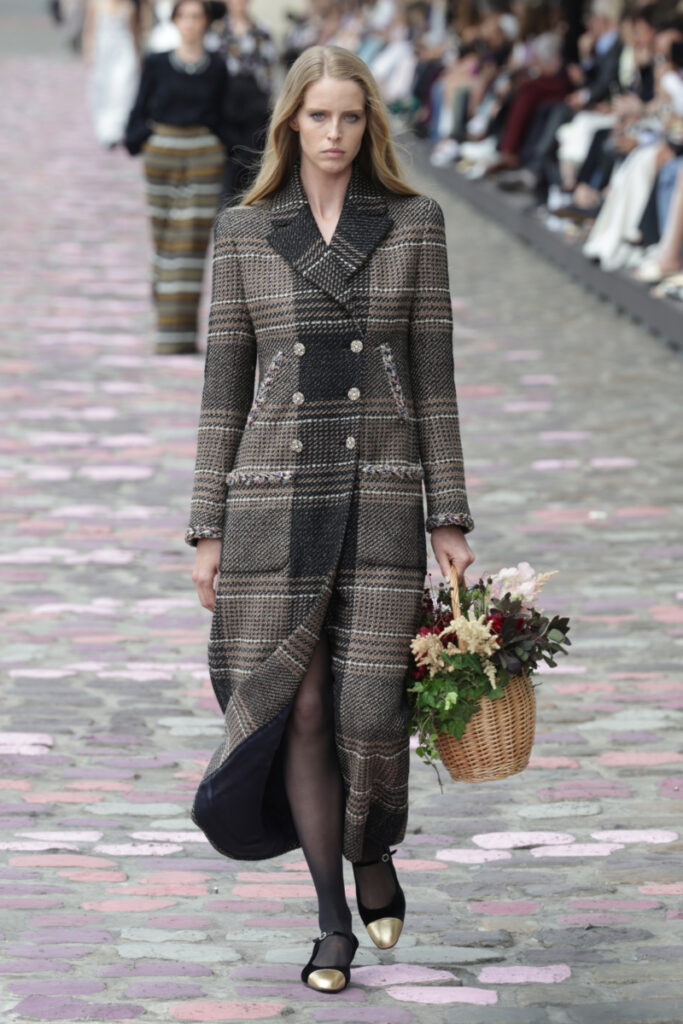 μοντέλο στην πασαρέλα της Chanel με καρό παλτό