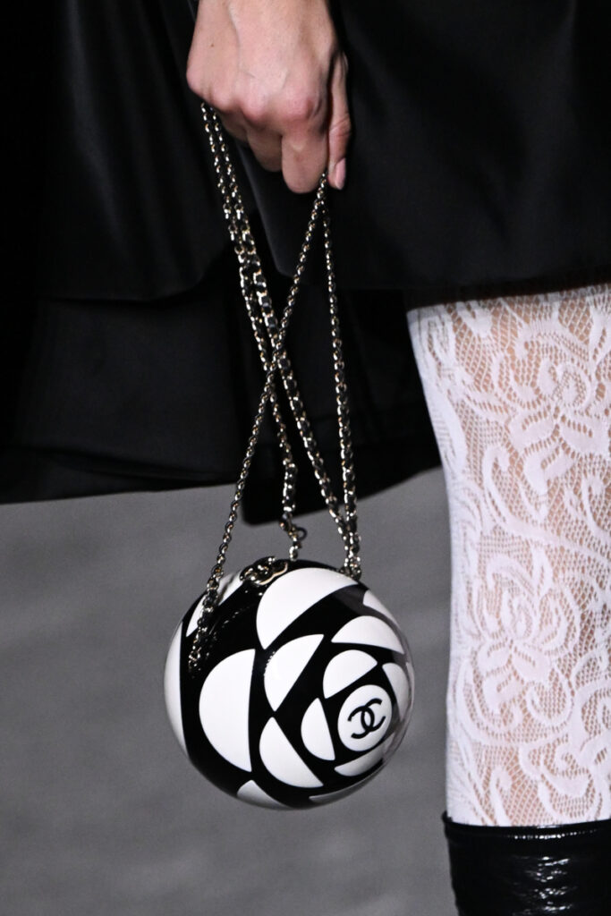 ασπρόμαυρη τσάντα Chanel σε σχήμα μπάλας