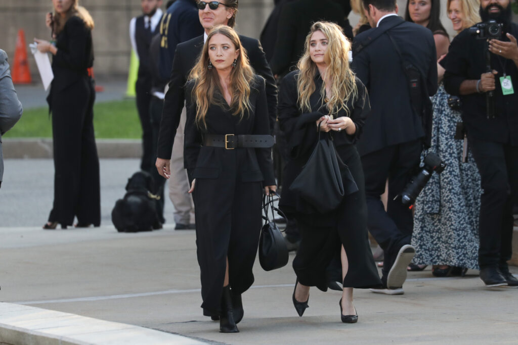 η Mary-Kate και η Ashley Olsen με μαύρα ρούχα quiet luxury