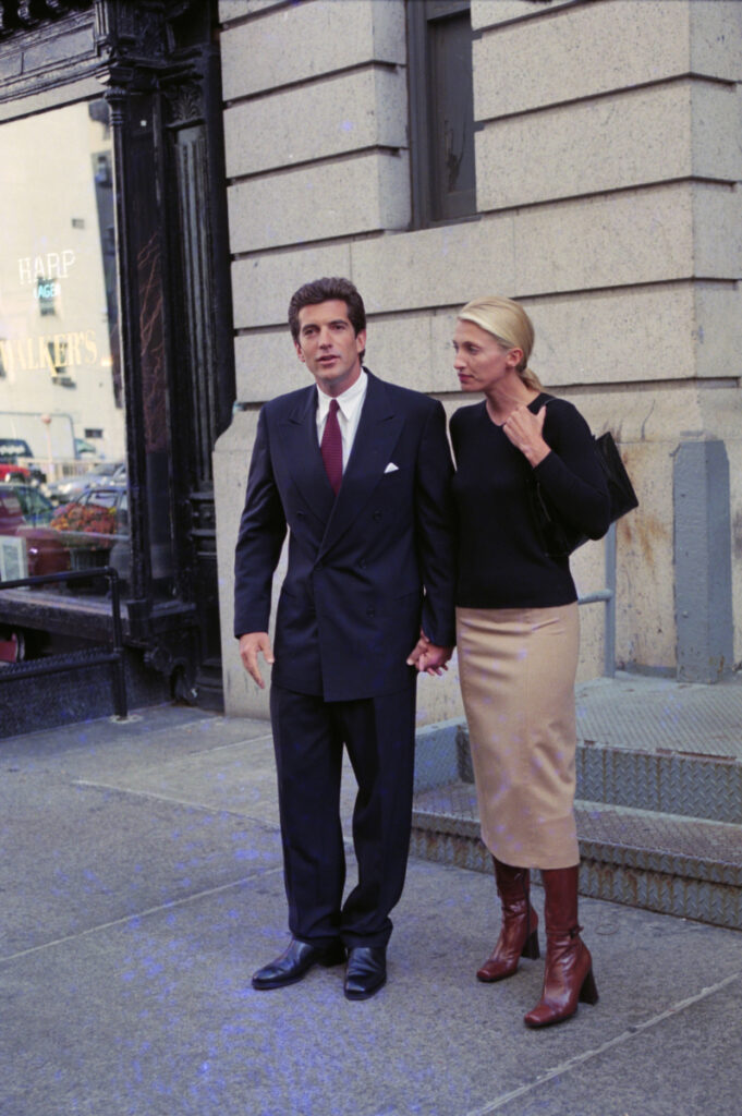 ο John Kennedy Junior και η Carolyn Bessette Kennedy με ρούχα quiet luxury