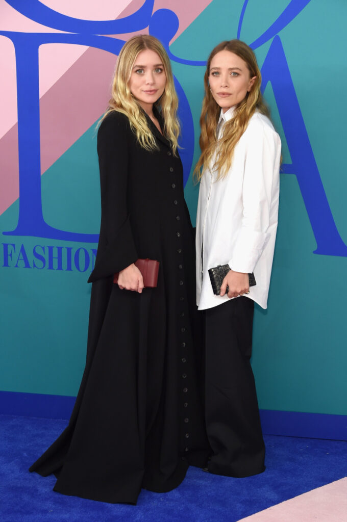 η Mary-Kate και η Ashley Olsen ντυμένες με ρούχα βασισμένα στην τάση της quiet luxury