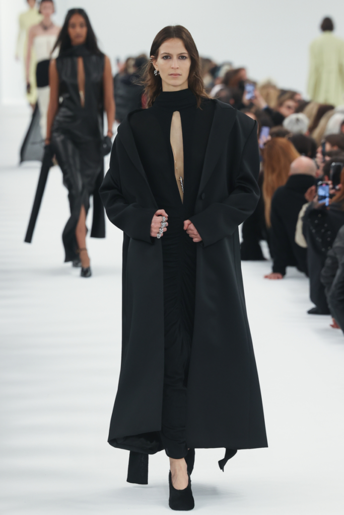 μοντέλο στην πασαρέλα του οίκου Givenchy με μοντέρνο γυναικείο παλτό