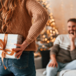 Γυναίκα που δίνει ένα χριστουγεννιάτικο δώρο σε έναν άνδρα