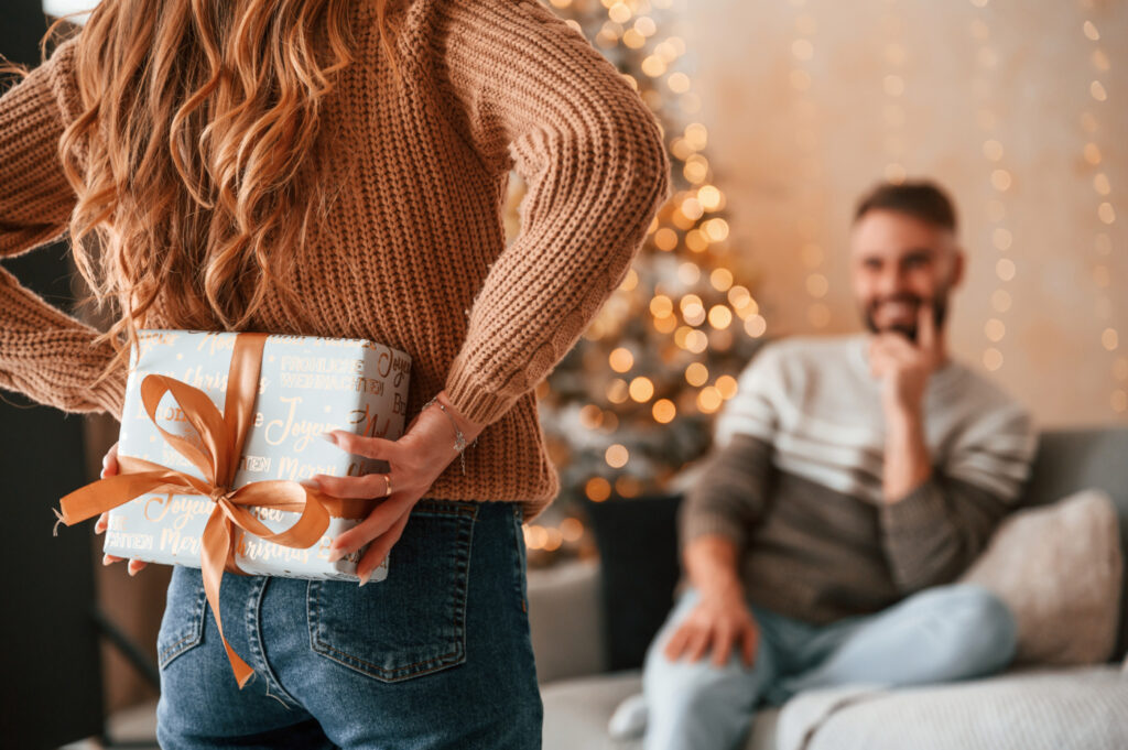 Γυναίκα που δίνει ένα χριστουγεννιάτικο δώρο σε έναν άνδρα