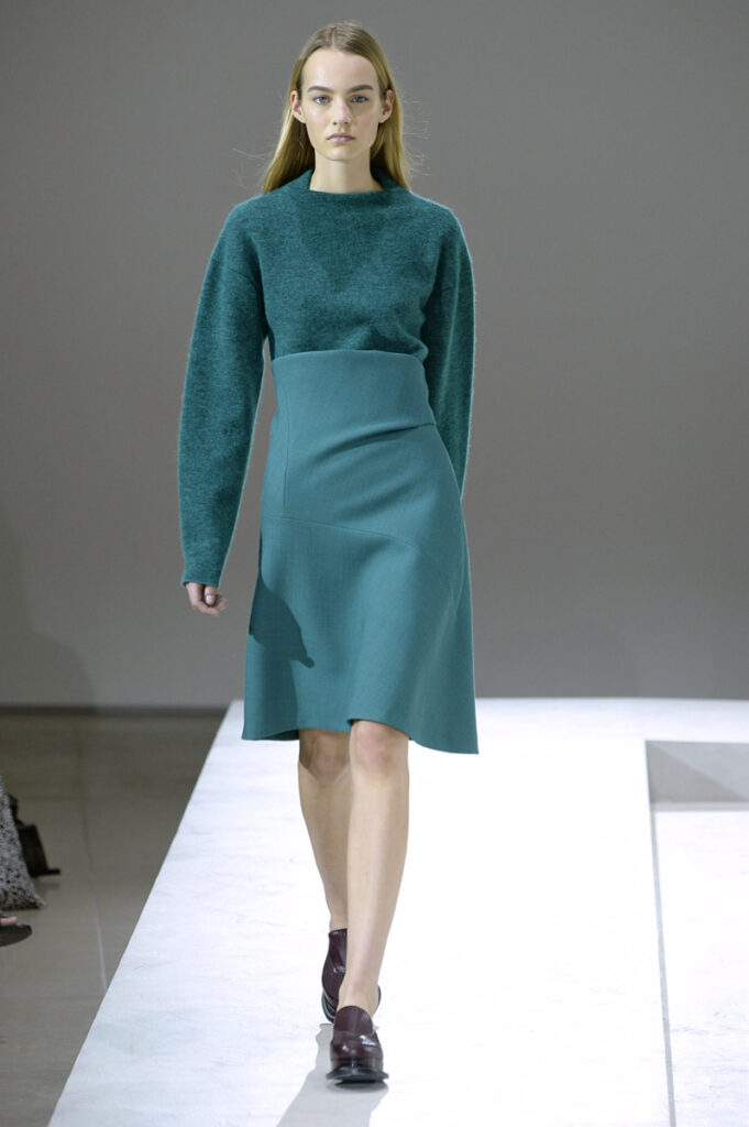 μοντέλο στην επίδειξη μόδας της Jil Sander με πετρόλ φόρεμα