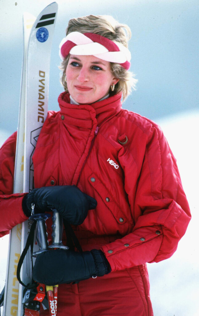 Η πριγκίπισσα Νταϊάνα με ολόσωμη φόρμα και κορδέλα μαλλιών après-ski