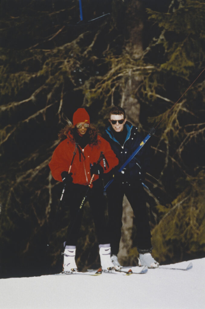 Ο David Bowie και Η Iman Bowie κάνουν σκι με ρούχα après-ski
