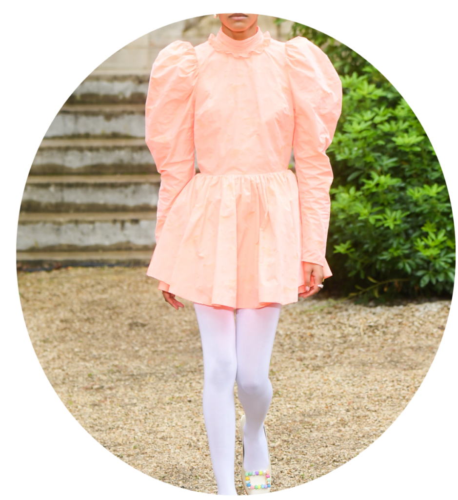 Το χρώμα της χρονιάς για το 2024 της Pantone: φόρεμα peach fuzz, λευκό καλσόν και παπούτσια με διακοσμητική έγχρωμη αγκράφα