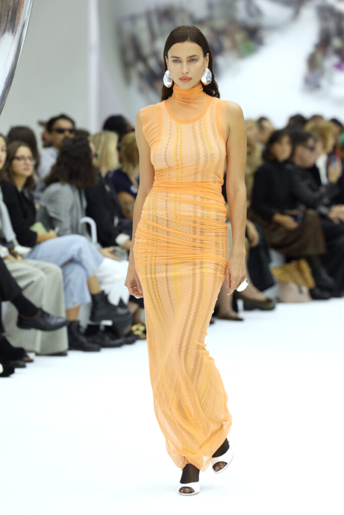 Το χρώμα της χρονιάς για το 2024 της Pantone: maxi φόρεμα