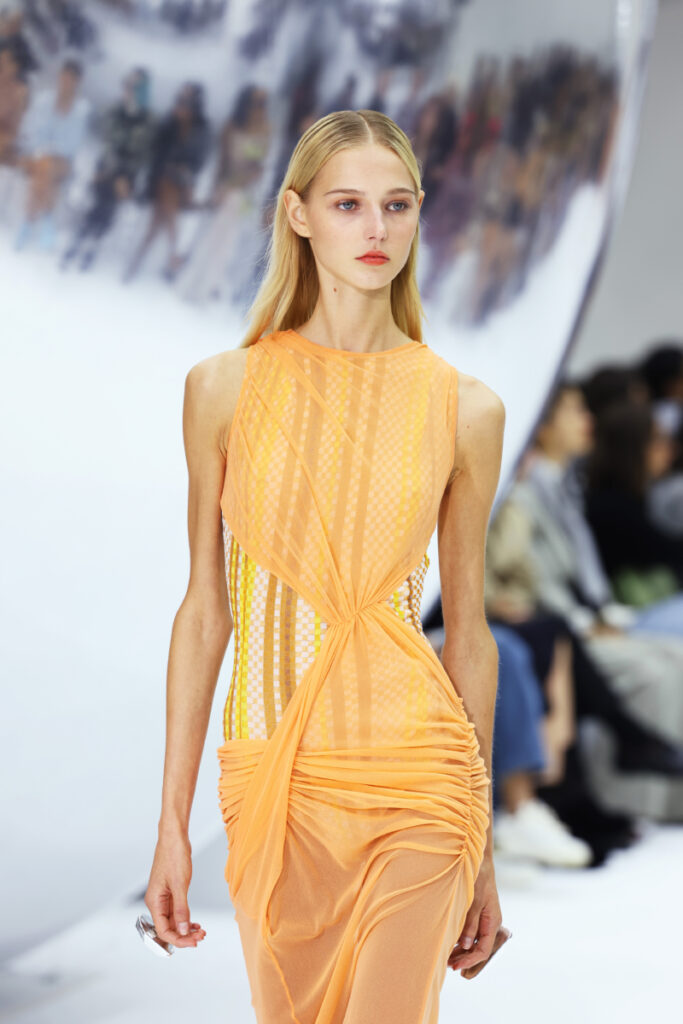 Το χρώμα της χρονιάς για το 2024 της Pantone: πορτοκαλί φόρεμα