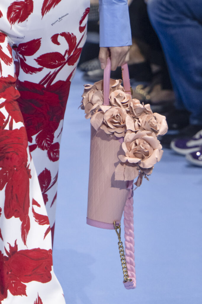 Το χρώμα της χρονιάς για το 2024 της Pantone: τσάντα με φλοράλ διακόσμηση