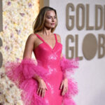 Χρυσές Σφαίρες 2024 εμφανίσεις των σταρ – Margot Robbie με ροζ φόρεμα με παγιέτες και πρωτότυπο αξεσουάρ