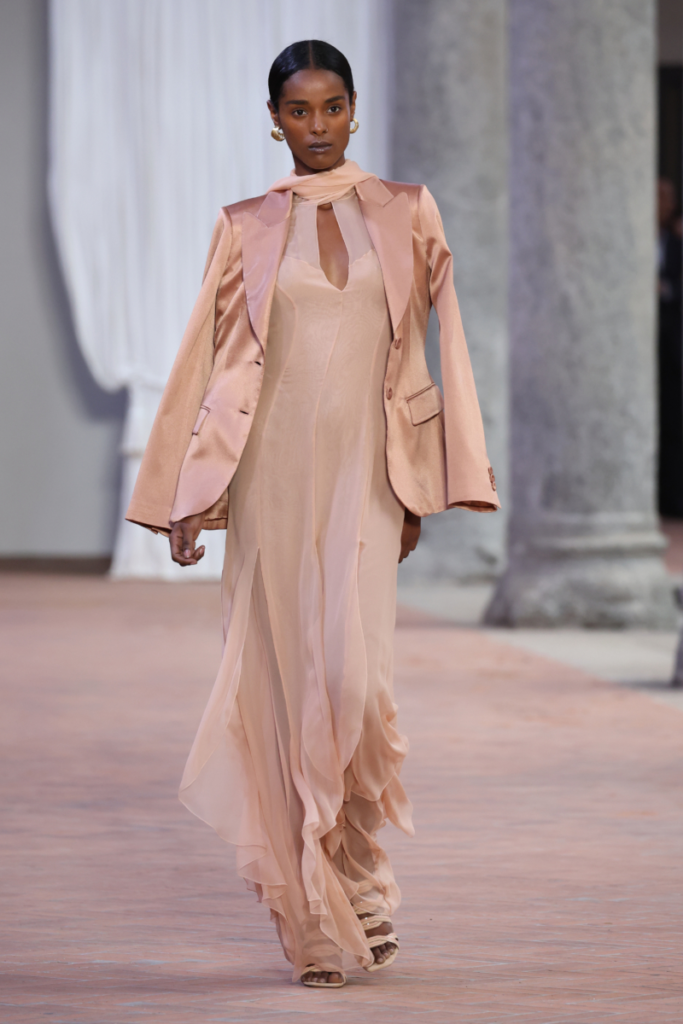 [Fashion trends spring/summer 2024]: το χρώμα της χρονιάς Peach Fuzz, Alberta Ferretti