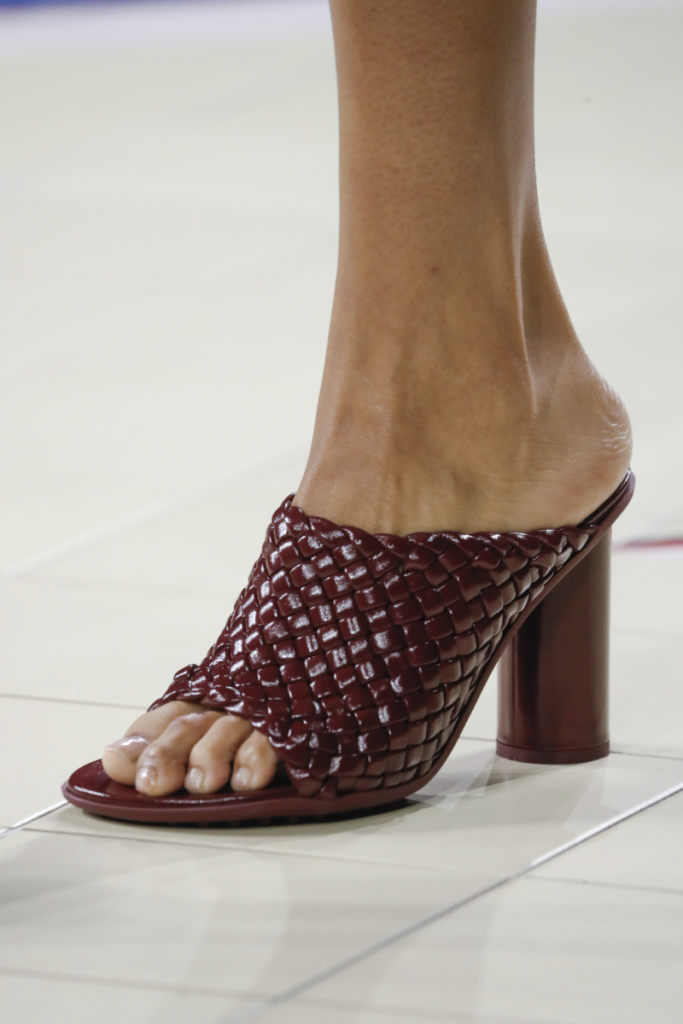 [Μοντέρνα γυναικεία παπούτσια για την άνοιξη και το καλοκαίρι 2024]: παντόφλες με τακούνι