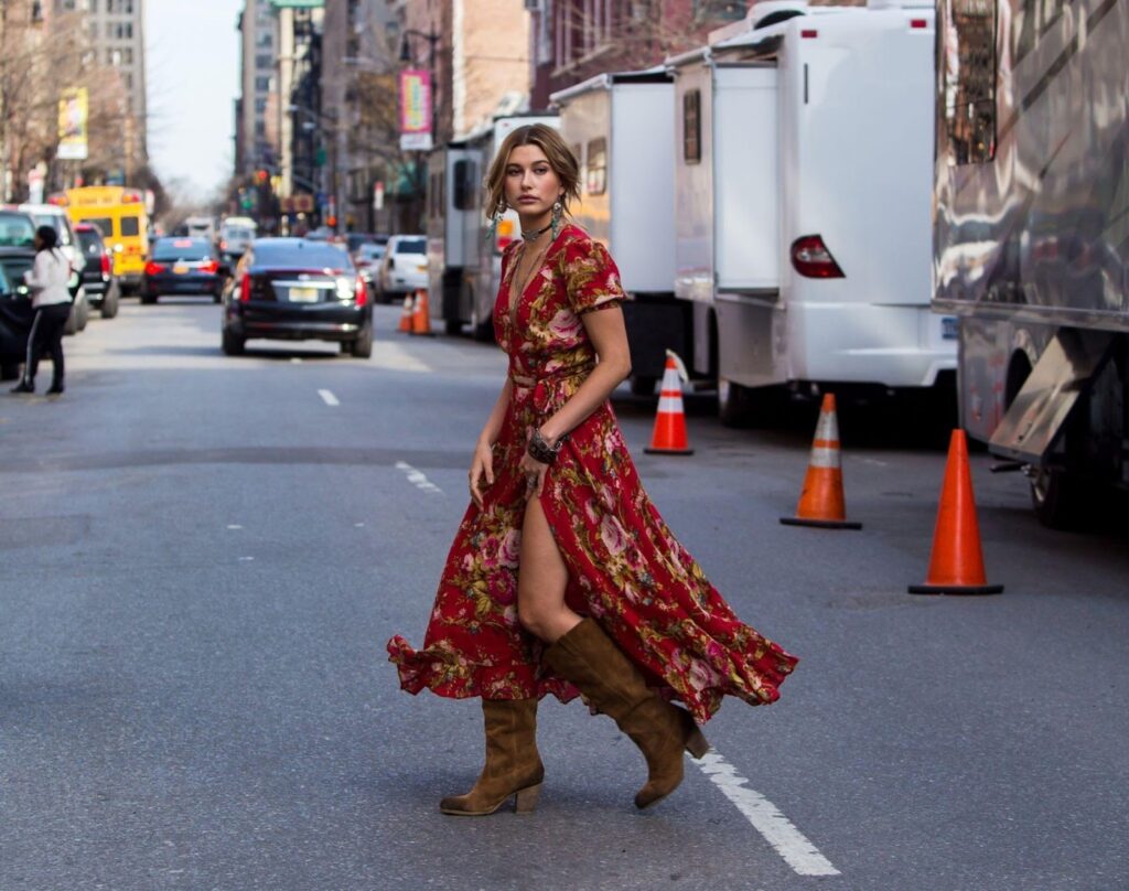 Η Hailey Bieber με boho φόρεμα