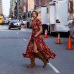 Η Hailey Bieber με boho φόρεμα