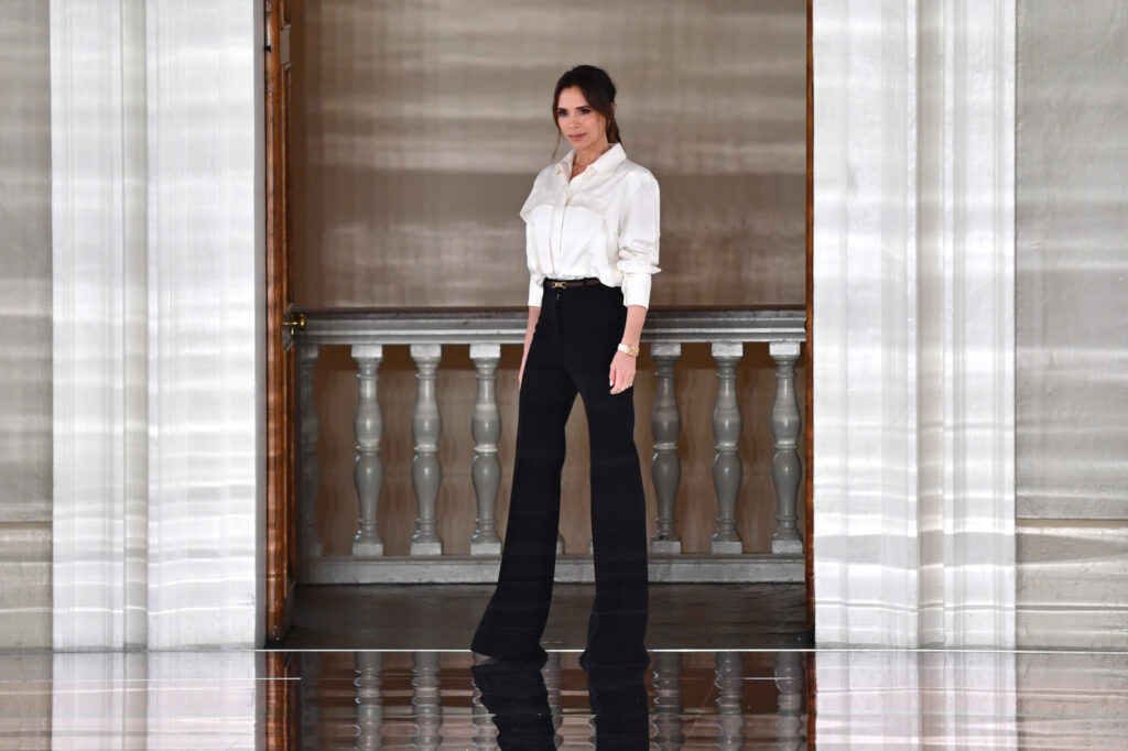 Η Victoria Beckham με λευκό πουκάμισο και μαύρο ψηλόμεσο παντελόνι