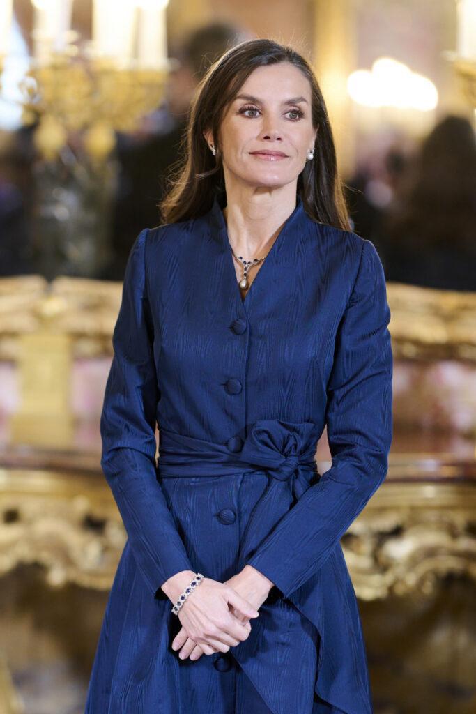 Η βασίλισσα Letizia με indigo φόρεμα