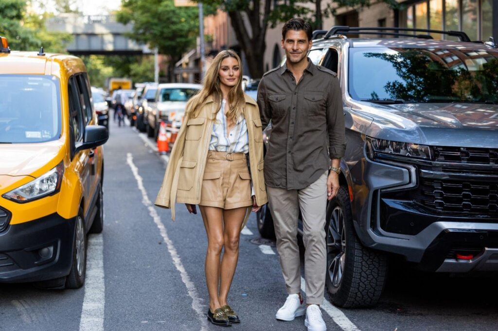 Η influencer Olivia Palermo και ο σύζυγός της Johannes Huebl επιλέγουν πουκάμισα με σηκωμένα μανίκια