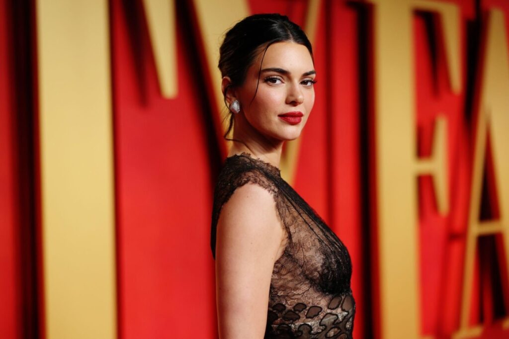 Η Kendall Jenner ποζάρει στο κόκκινο χαλί