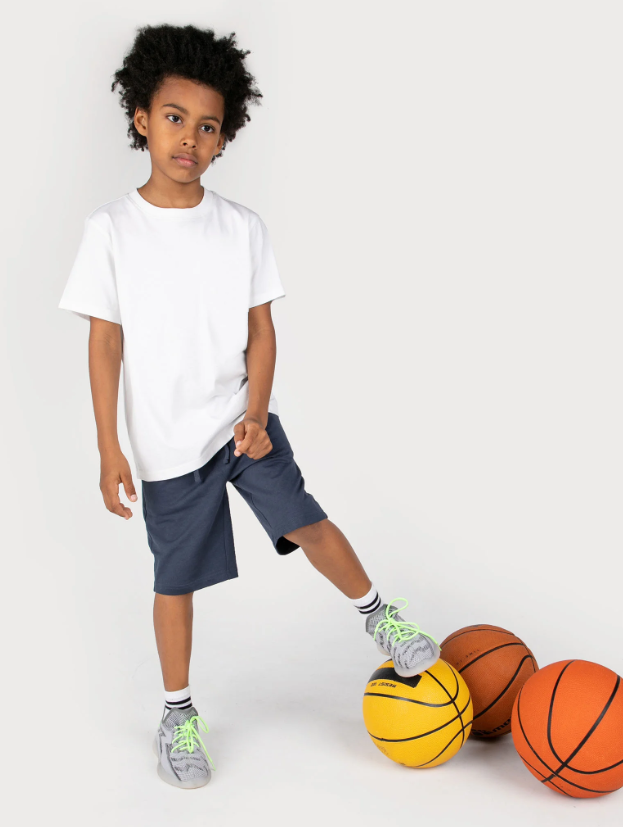 Στολή γυμναστικής για αγόρια: σορτς και λευκό μπλουζάκι.