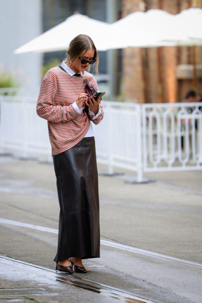 φθινοπωρινό styling για τη δουλειά με φούστα