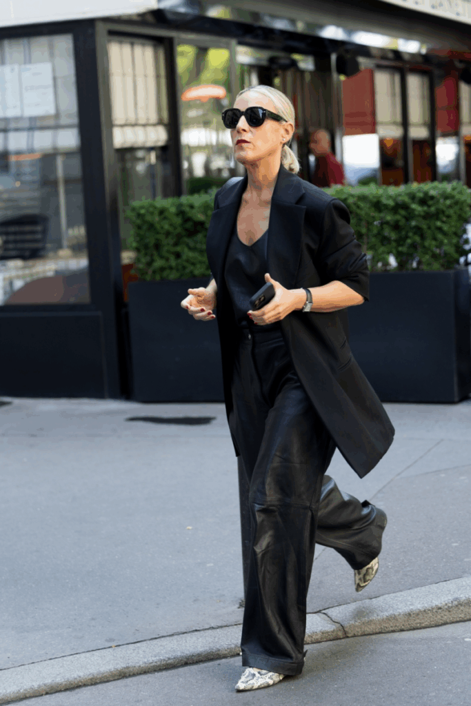 Μοντέρνα παντελόνια για το φθινόπωρο του 2025: δερμάτινα με φαρδιά μπατζάκια