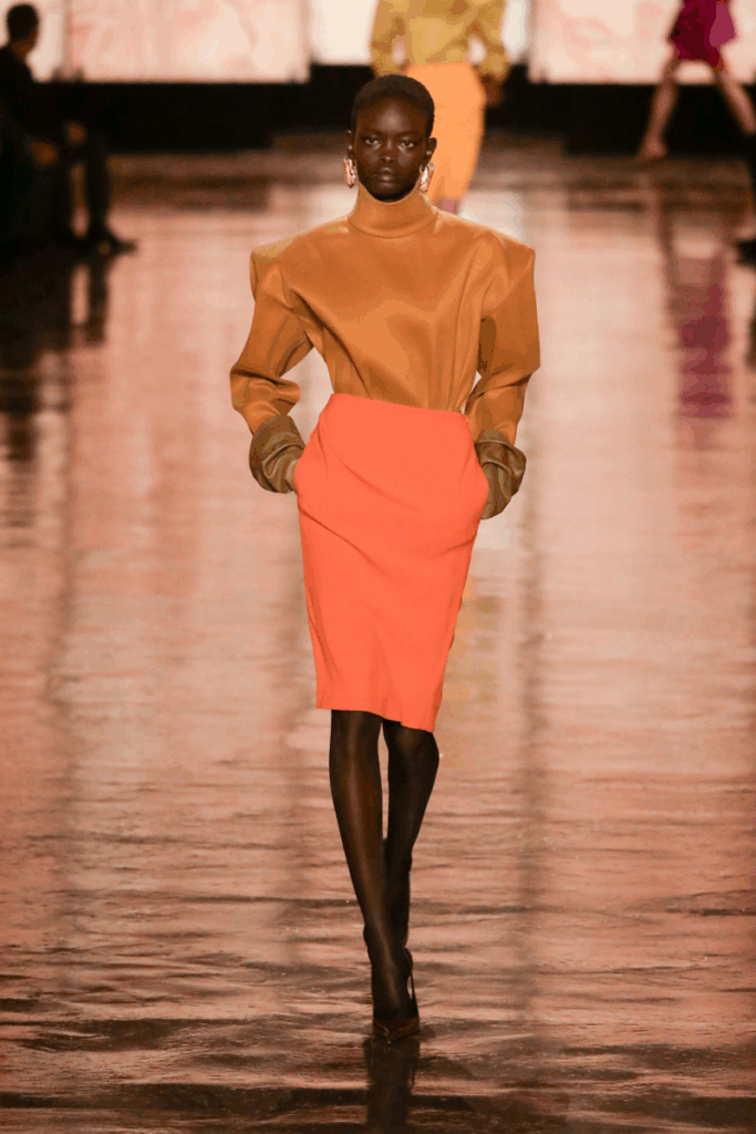 Επίδειξη Saint Laurent φθινόπωρο-χειμώνας 2025/2026: στυλ γραφείου office core με έντονη γραμμή ώμων και φούστα πένσιλ