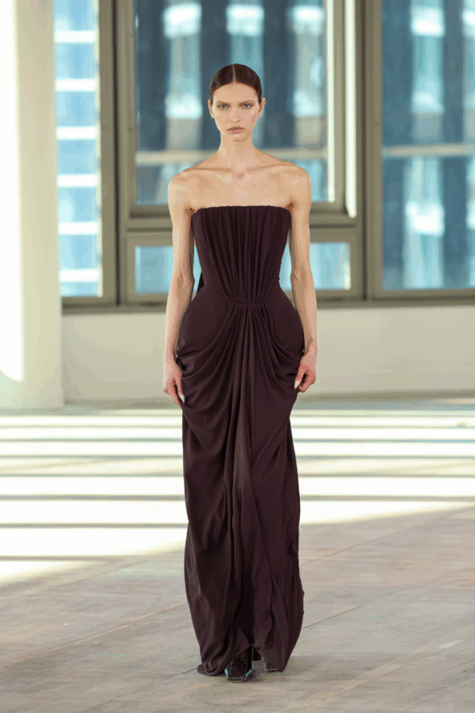 μοντέλο στην επίδειξη της Stella McCartney με καφέ μακρύ φόρεμα