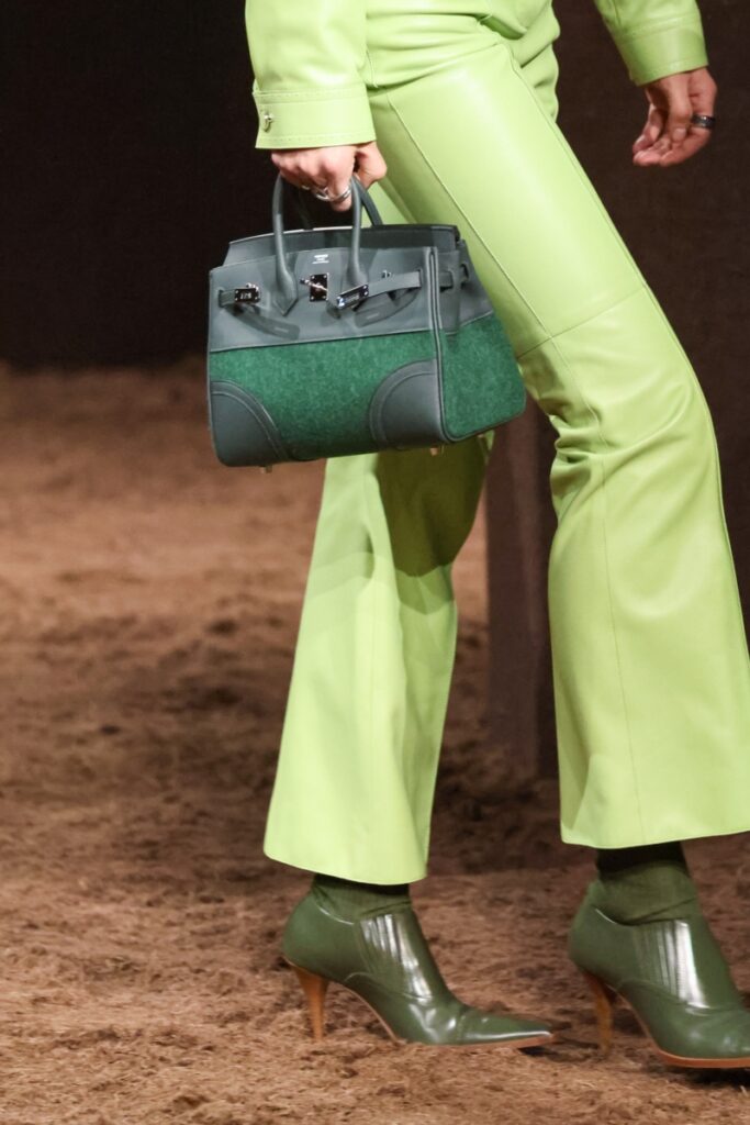 [Τάσεις φθινόπωρο-χειμώνας 2025/2026]: πολύχρωμες τσάντες, επίδειξη Hermes