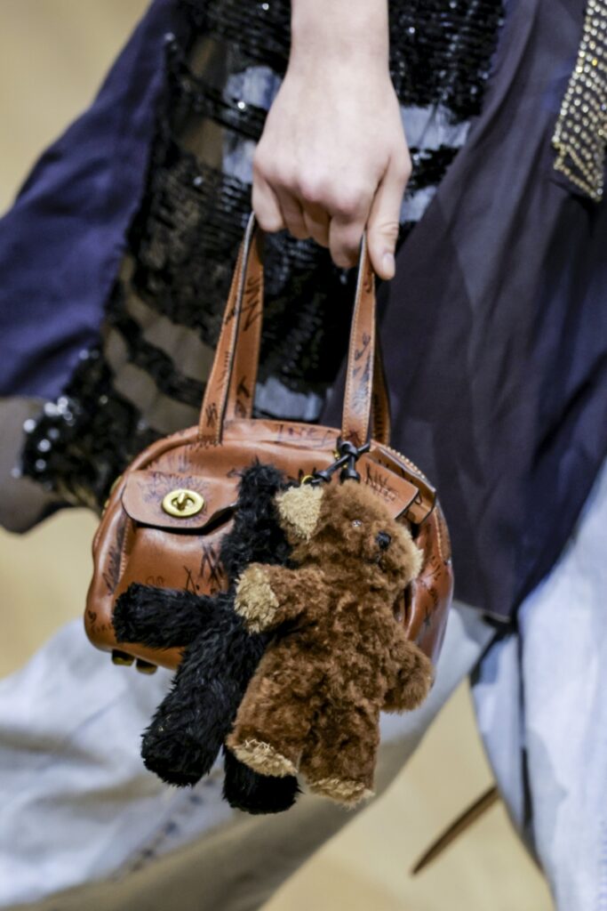 Τσάντα Coach με μπρελόκ σε σχήμα αρκουδάκια – μοντέρνες τσάντες φθινόπωρο-χειμώνας 2025/26