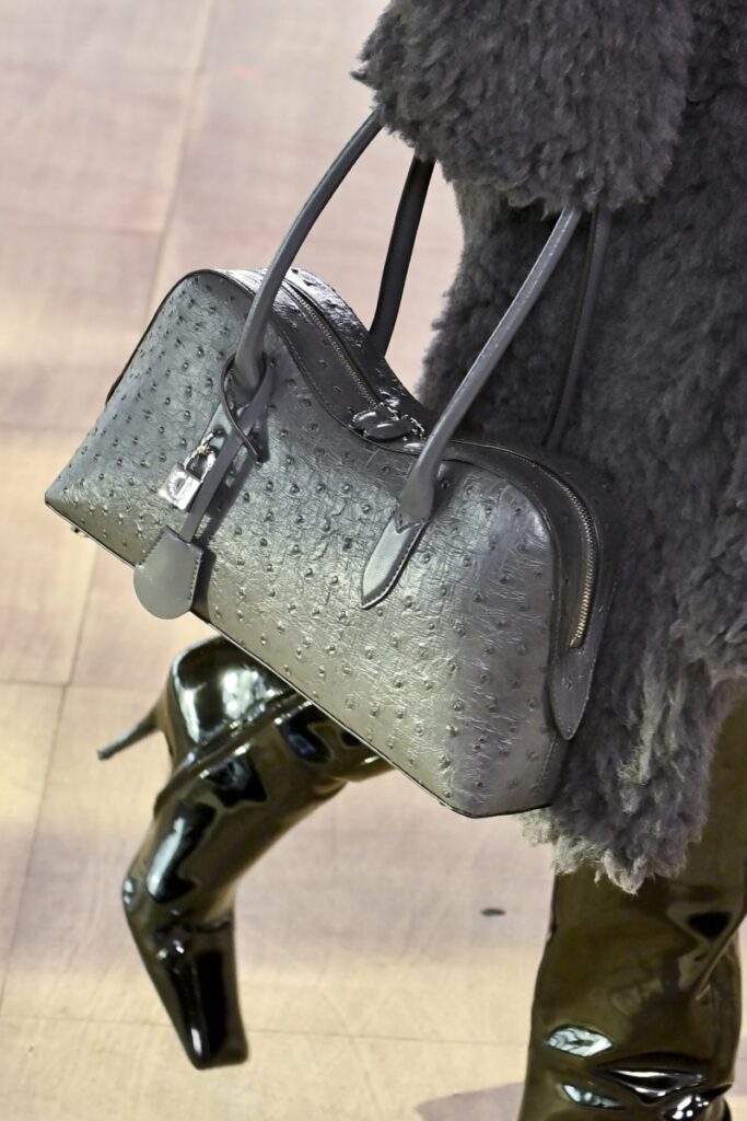 [Τάσεις φθινόπωρο-χειμώνας 2025/2026]: μοντέρνες τσάντες σε αποχρώσεις του γκρι