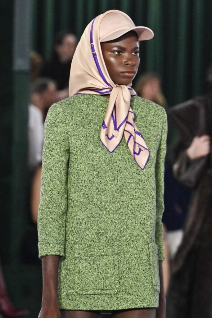 [Μοντέρνα καπέλα φθινόπωρο-χειμώνας 2025/2026]: καπέλο μπέιζμπολ με φουλάρι