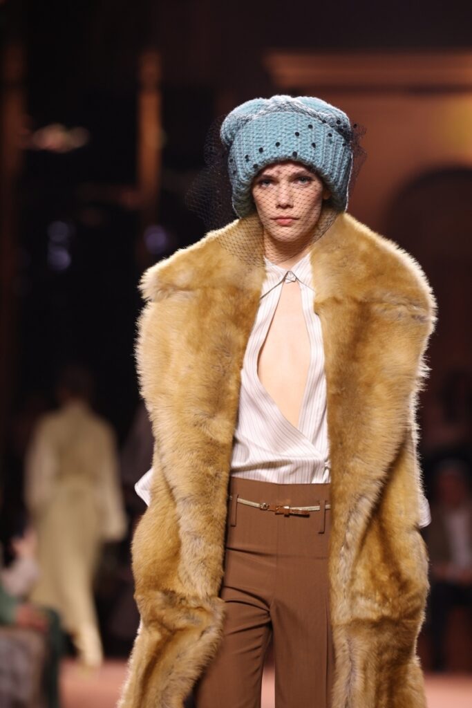 [Μοντέρνα καπέλα φθινόπωρο-χειμώνας 2025/2026]: μάλλινα καπέλα με ρομαντικό βέλο