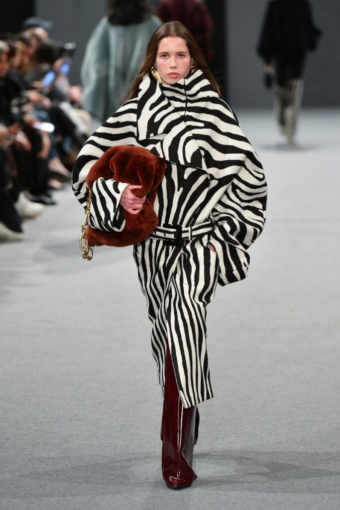 μοντέρνα γυναικεία παλτά φθινόπωρο-χειμώνας 2025/2026: ζωικά μοτίβα