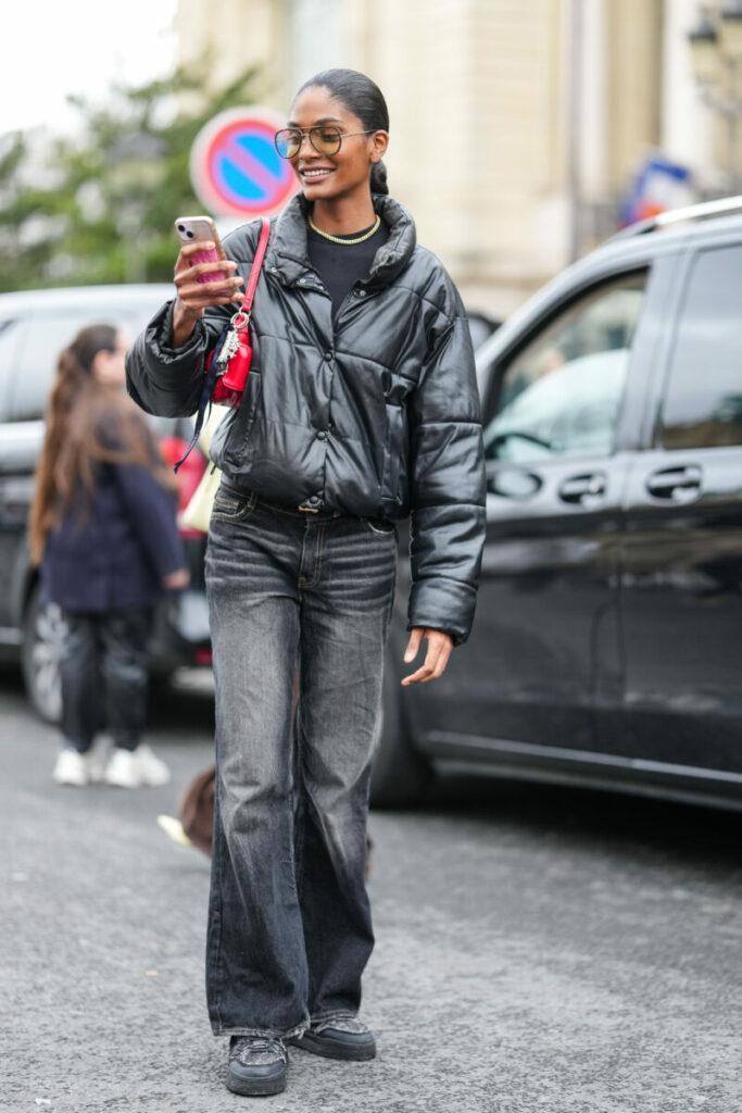 γυναικείο μπουφάν από βερνικωμένο δέρμα σε μαύρο χρώμα