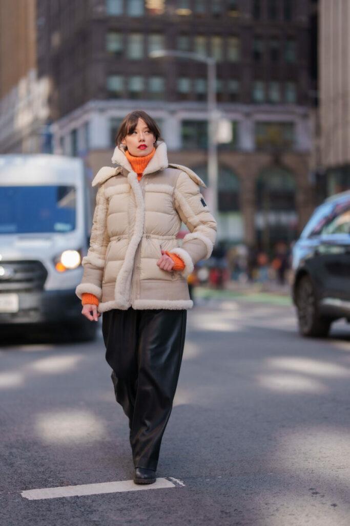 τα πιο μοντέρνα γυναικεία μπουφάν για το χειμώνα 2025: γούνινα μπουφάν