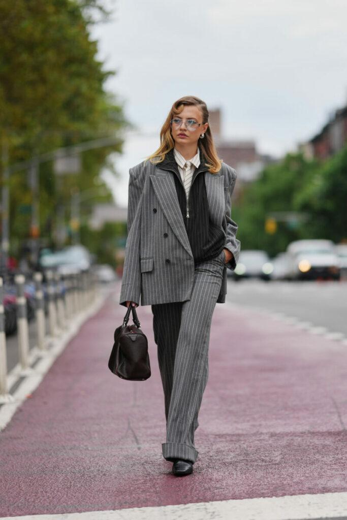 μοντέρνο κοστούμι με ρίγες, office core