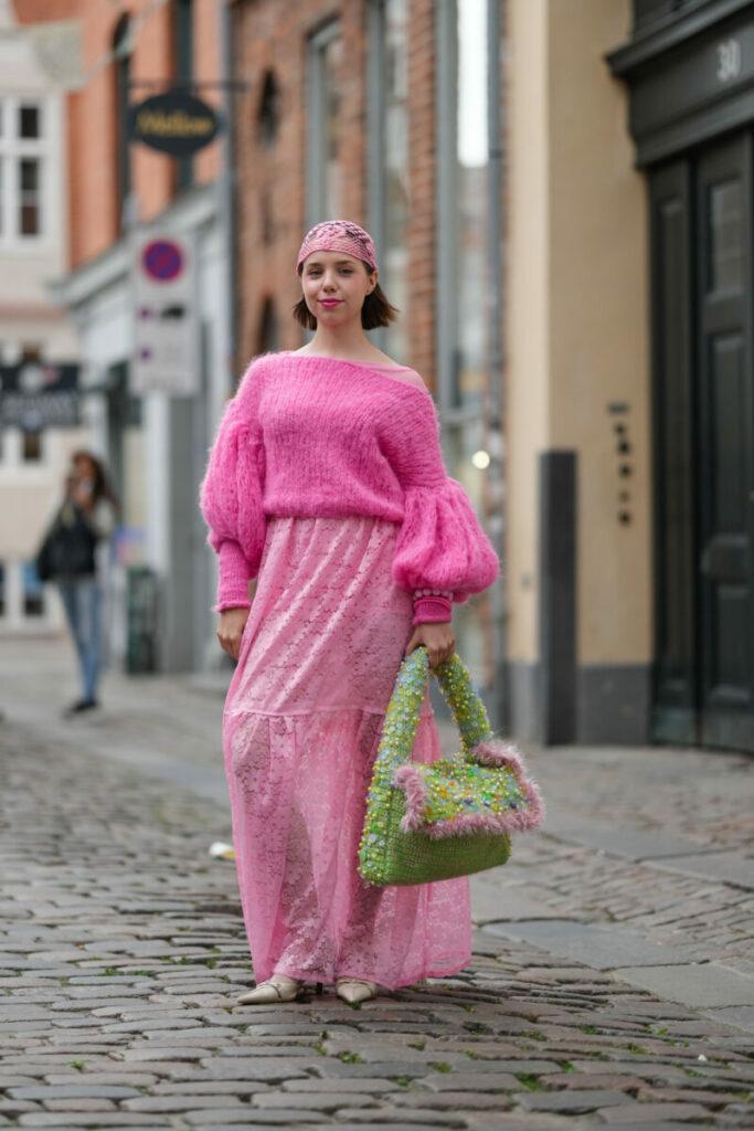 ροζ γυναικείο πουλόβερ στην εβδομάδα μόδας της Κοπεγχάγης